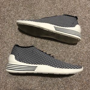 Kendall + Kylie Houndstooth Slip-On Sneakers
